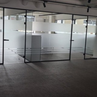 оклейка стеклянных перегородок и витрин пескоструйными и тонировочными плёнками