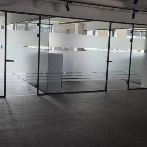 оклейка стеклянных перегородок и витрин пескоструйными и тонировочными плёнками