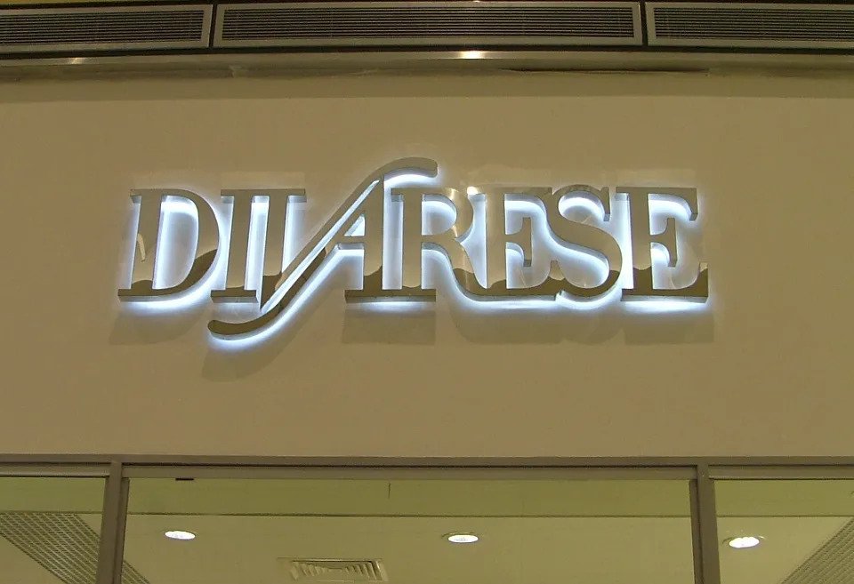 divarese-litery podświetlane